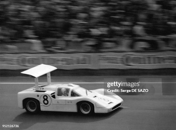La ?Chevrolet Chaparral 2F? de Bob Johnson et Bruce Jennings pendant la course des 24 Heures du Mans, le 11 juin 1967, France.