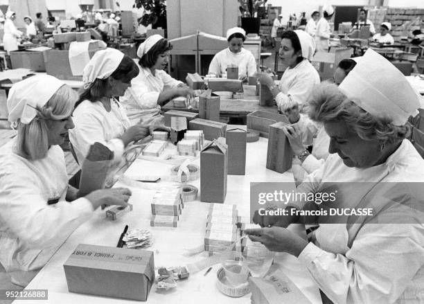 Emballage des médicaments dans le laboratoire pharmaceutique Labaz à Bordeaux, en 1984, en Gironde, France.