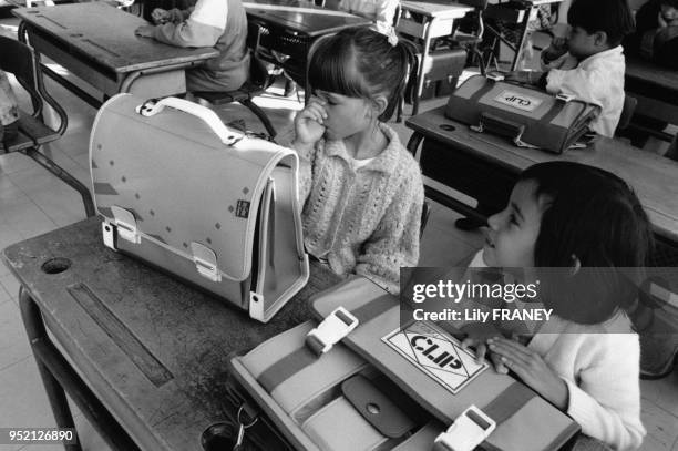 Petites filles en classe dans une école primaire à Arcueil, en 1989, dans le Val-de-Marne, France.