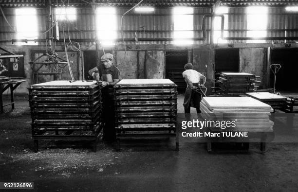 Ouvrier dans une usine de dalles de béton à Pertuis, dans le Vaucluse, en août 1982, France.