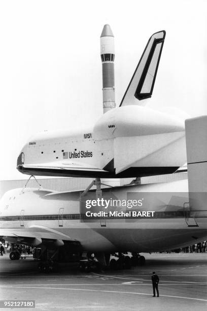 Navette spatiale américaine sur un ?Shuttle Carrier Aircraft?, devant une fusée Ariane, au salon de l'aéronautique du Bourget, en Seine-Saint-Denis,...