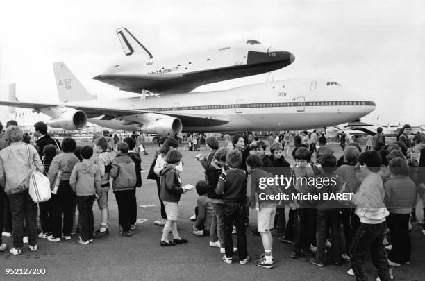 Navette spatiale américaine sur un ?Shuttle Carrier Aircraft?, au salon de l'aéronautique du Bourget, en Seine-Saint-Denis, en France, en mai 1983.