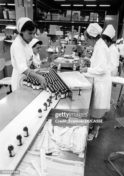 Chaîne de production de médicaments dans le laboratoire pharmaceutique Labaz à Bordeaux, en 1984, en Gironde, France.