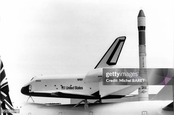 Navette spatiale américaine sur un ?Shuttle Carrier Aircraft?, devant une fusée Ariane, au salon de l'aéronautique du Bourget, en Seine-Saint-Denis,...