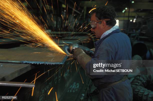 Ouvrier du Chantier naval Sud Marine à Marseille, en juillet 1990, dans les Bouches-du-Rhône, France.