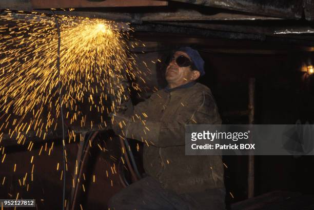 Ouvrier dans un chantier naval à Marseille, en 1986, dans les Bouches-du-Rhône, France.