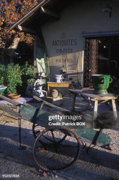 Brocante à l'Isle-sur-la-Sorgue, dans le Vaucluse, en novembre 1997, France.