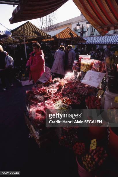 Le marché aux fleurs sur le Cours Saleya à Nice, en janvier 1991, dans les Alpes-Maritimes, France.