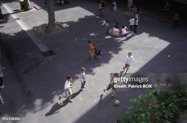 Cour de récréation de l'école primaire Kléber à Marseille, dans les Bouches-du-Rhône, le 5 juin 1998, France.