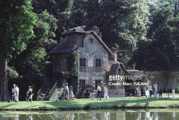 Le moulin du hameau de la Reine du Petit Trianon, dans le parc du château de Versailles, en octobre 1988, dans les Yvelines, France.