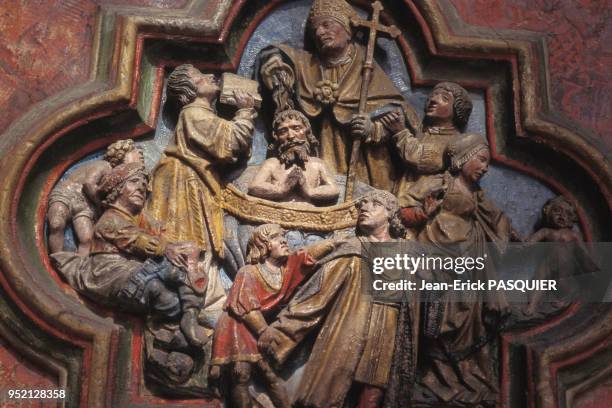 Sculpture en bas-relief de la cathédrale Notre-Dame d?Amiens représentant le baptême de Saint-Firmin, dans la Somme, en 1995, France.