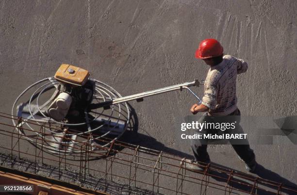 Ouvrier sur le chantier du Technocentre Renault à Guyancourt, en octobre 1995, dans les Yvelines, France.