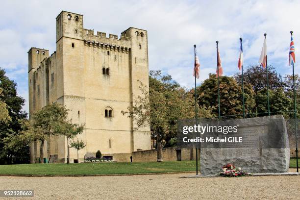 Donjon de Chambois et monument rappelant que c'est à Chambois que le 19 aout 1944 les armées alliées firent leur jonction encerclant les les forces...