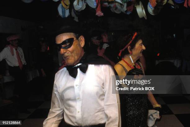 Homme âgé dans un bal du troisième âge à Martigues, en octobre 1987, dans les Bouches-du-Rhône, France.