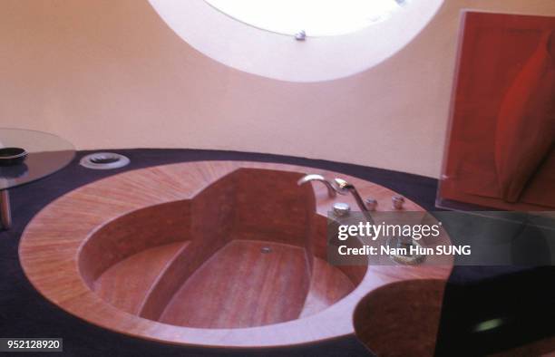 Salle de bain du ?Palais Bulles de Pierre Cardin? à Théoule-sur-Mer, en 1994, dans les Alpes-Maritimes, France.