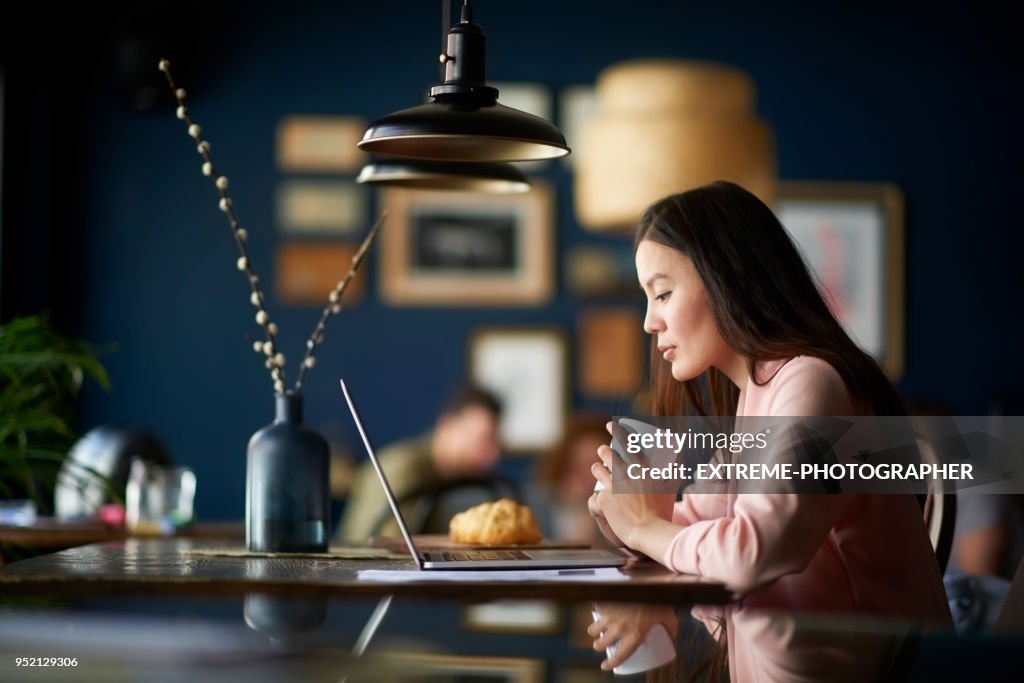 Frau mit Kaffeetasse