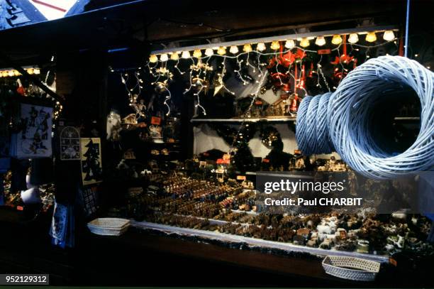Cabanon de santons sur le marché de Noël de Strasbourg, en 2001, dans le Bas-Rhin, France.