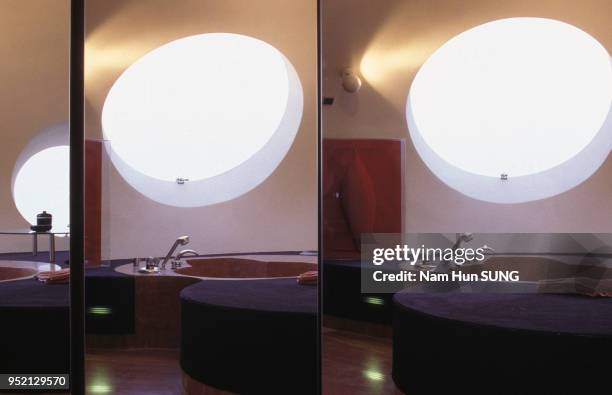 Salle de bain du ?Palais Bulles de Pierre Cardin? à Théoule-sur-Mer, en 1994, dans les Alpes-Maritimes, France.