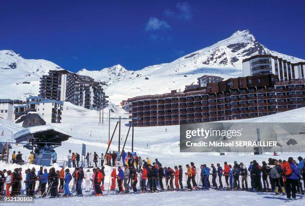 File d'attente de skieurs devant un télésiège de la station de ski de Val Thorens, en mars 1979, à Saint-Martin-de-Belleville.