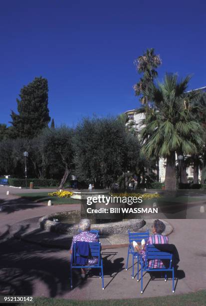 Femmes âgées dans le jardin de la place Masséna à Nice, en 1996, dans les Alpes-Maritimes, France.