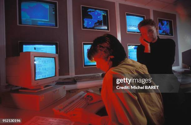 Informaticien configurant un réseau informatique, dans les locaux de la société Siris, à Massy, dans l'Essonne, en France, en mars 1996.
