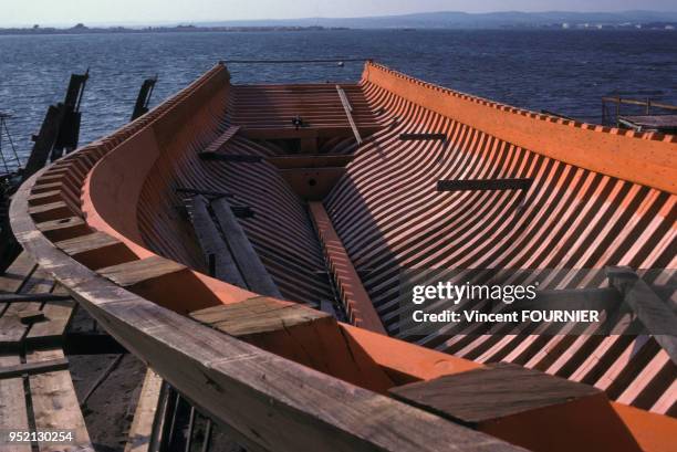 Construction de la coque d'un bateau dans le chantier naval de Sète, en mai 1980, dans l'Hérault, France.