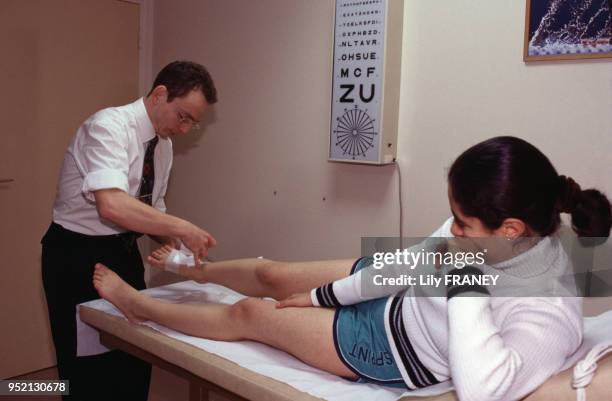 Médecin en consultation avec une patiente au centre municipal de santé de Saint-Ouen, en décembre 1999, en Seine-Saint-Denis, France.