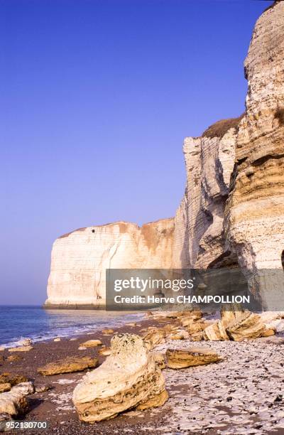 Vue de la falaise d'Aval à Etretat, en mai 1995, en Seine-Maritime, France.