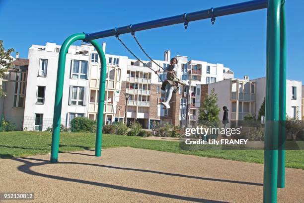 Enfants jouant dans le parc d'un HLM de banlieue, 11 octobre 2010, Champigny, Val-de-Marne, France.