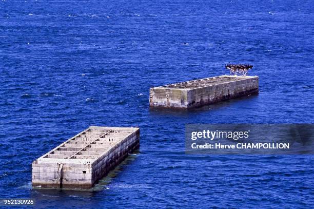 Caissons du port Mulberry à Arromanches-les-Bains, en juin 1993, dans le Calvados, France.