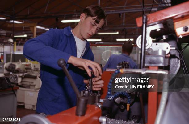 Jeune apprentis dans un atelier à Vitry-sur-Seine, en septembre 1999, France.