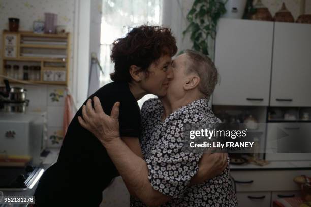 Aide à domicile chez une femme âgée à Vitry-sur-Seine, en juin 2004, dans le Val-de-Marne, France.