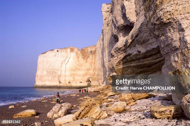 Vue de la falaise d'Aval à Etretat, en mai 1995, en Seine-Maritime, France.