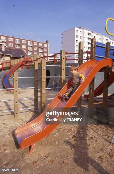 Enfant dans le parc à jeux d'une cité à Champigny-sur-Marne, en 2002, dans le Val-de-Marne, France.