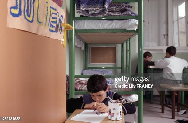 Enfants dessinant lors d'une colonie de vacances du Comité Central d'Entreprise de la SNCF à Clairoix, en 2001, dans l'Oise, France.