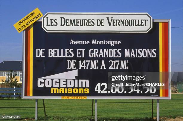 Affiche immobilière d'un quartier résidentiel neuf à Vernouillet, en octobre 1988, dans les Yvelines, France.