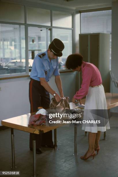 Douanier fouillant un sac à Ferney-Voltaire, à la frontière de la Suisse, en août 1981, dans l'ain, France.