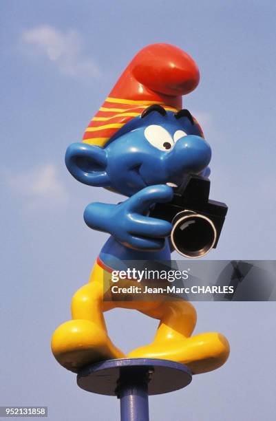 Statue d'un Schtroumpf dans le parc d'attractions Big Bang Schtroumpf , à Maizières-lès-Metz, en Moselle, en juin 1989, France.