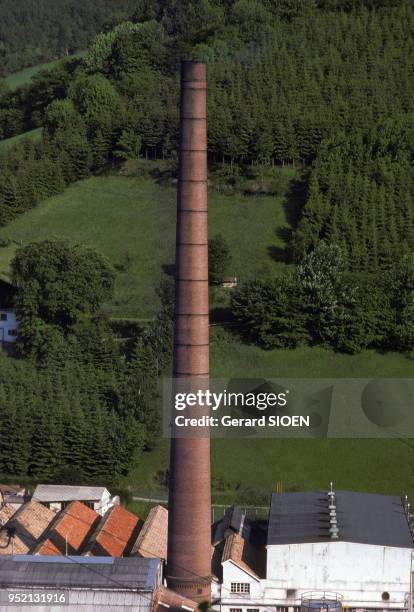 Cheminée d'usine à Sainte-Marie-aux-Mines, en juin 1975, dans le Haut-Rhin, France.