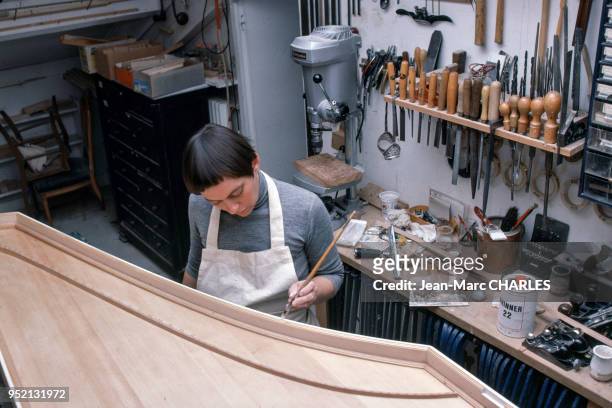 Atelier de fabrication de clavecins à Montreuil, en mars 1983, en Seine-Saint-Denis, France.