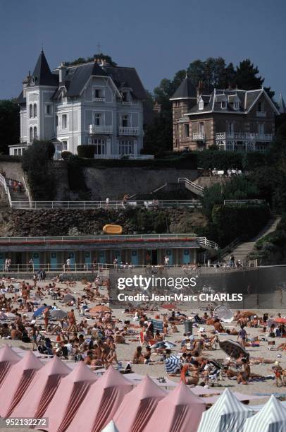 Touristes sur la plage de Dinard, en août 1984, en Ille-et-Vilaine, France.