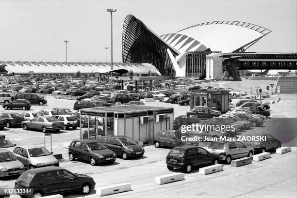 Vue extérieure du bâtiment voyageurs et du parking de la gare ferroviaire tgv de Lyon-Saint-Exupéry, anciennement Satolas-TGV, désservant l'aéroport...