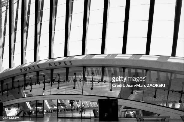 Vue intérieure du bâtiment voyageurs de la gare ferroviaire tgv de Lyon-Saint-Exupéry, anciennement Satolas-TGV, désservant l'aéroport de...
