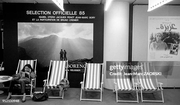 Affiche du festival de Cannes et chaises longues lors du 38e festival international du film dans le palais des festivals, le 11 mai 1985, Cannes,...