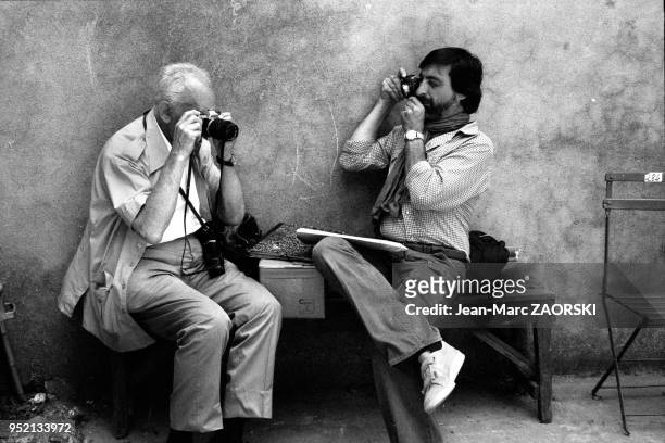 Le photographe hongrois Andre Kertesz à gauche, aux rencontres internationales de la photographie, à Arles en France le 7 juillet 1979.