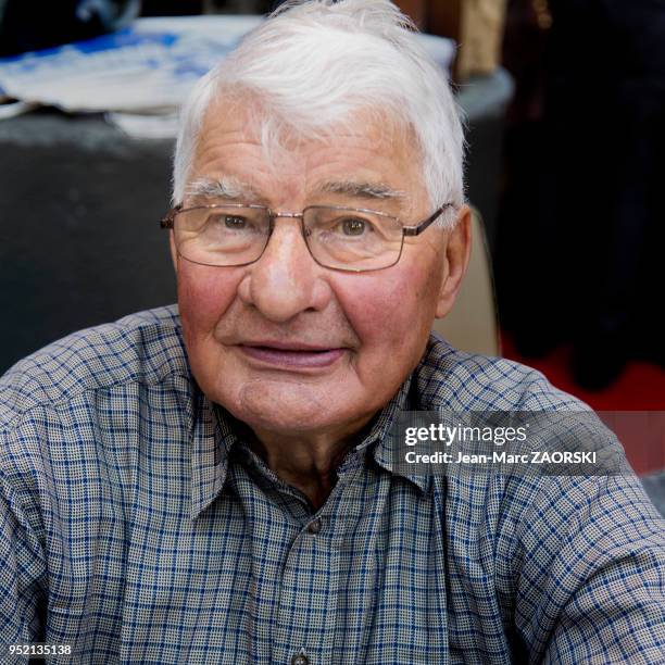 Portrait de Raymond Poulidor, dit « Poupou », un coureur cycliste français, à l'occasion de la 35e Foire du Livre, à Brive-la-Gaillarde en France le...