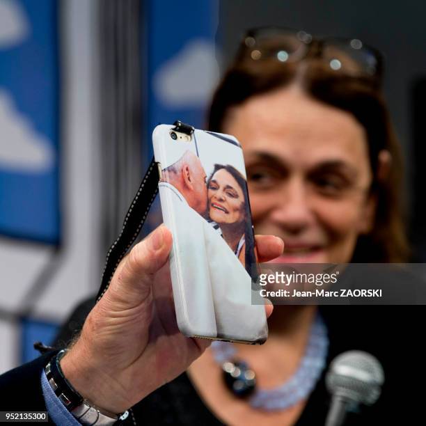 Le smartphone de la journaliste et écrivain française Caroline Pigozzi, spécialiste des thèmes liés au Vatican, dont la coque est ornée d'une photo...