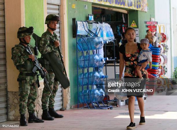 Soldiers stand guard in Tibu, in the region of Catatumbo, Norte Santander Department, in northeastern Colombia, on April 27, 2018. - The Colombian...