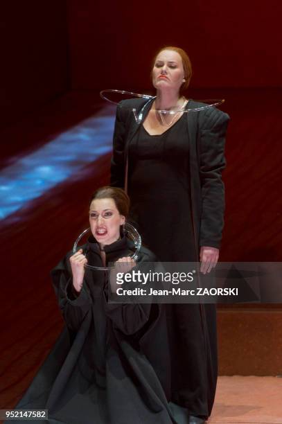 La soprano danoise Ann Petersen et la mezzo-soprano suisse Eve-Maud Hubeaux dans 'Tristan et Isolde' de Richard Wagner, une action en trois actes...