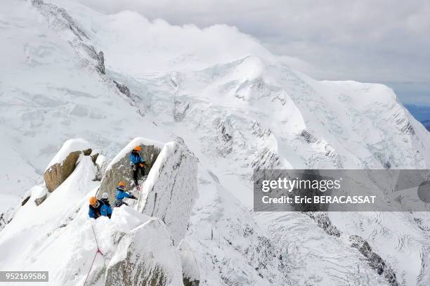 Exercice de secours en montagne par les CRS du Centre National d?entraînement à l?Alpinisme et au Ski .aiguille du midi;massif du Mont-Blanc...